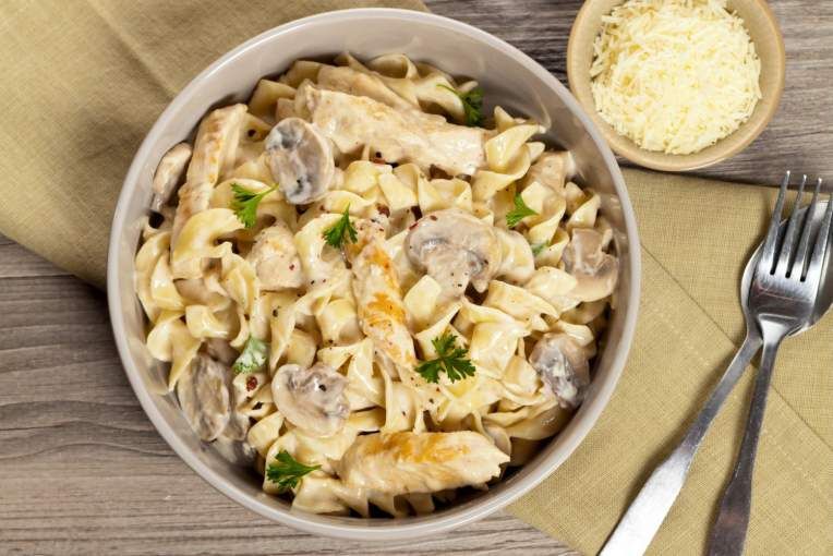 طرز تهیه سالاد ماکارونی با مرغ و قارچ